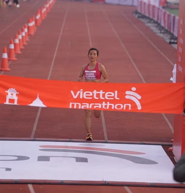 Nguyễn Thị Oanh set a new national record at the Viettel Marathon Series 2024's Việt Nam leg on Sunday in Hà Nội. Photos of Vietcontent