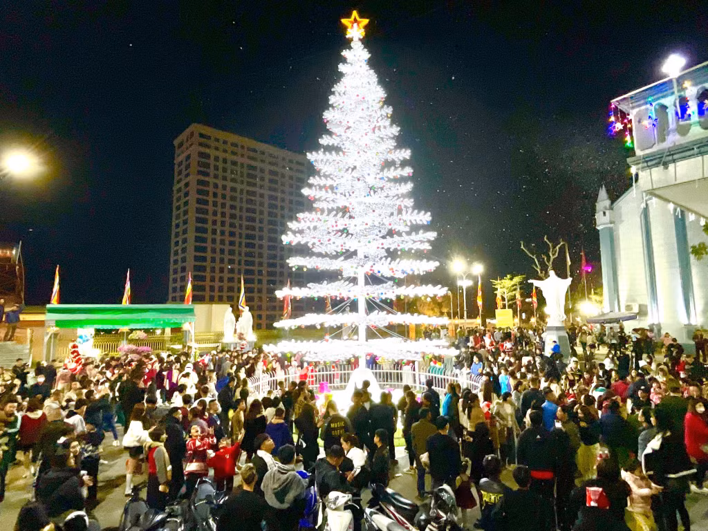 The Christmas spirit spreads across parishes in Quang Ninh, attracting a large number of parishioners and locals to enjoy the bustling festive atmosphere.