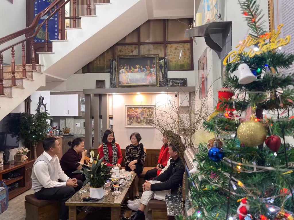 Mr. Ngo Thanh Cuong's family at Hong Gai ward gather together at Christmas.