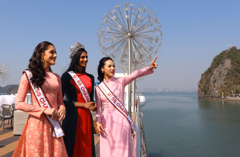 The Top 3 Miss Charm 2024 enjoyed the beauty of Ha Long Bay