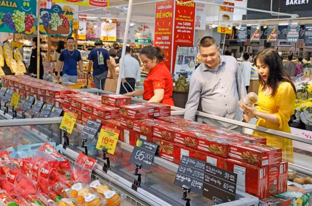 The BigC Supermarket in Hà Nội. The total retail sales of goods and services in November 2024 was at VNĐ562 trillion, up 8.8 per cent over the same period last year. — VNA/VNS Photo