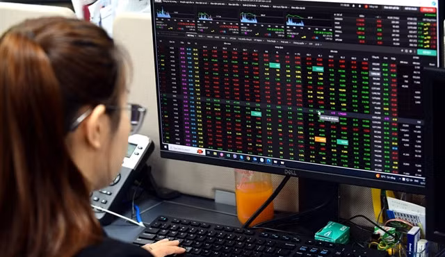 An investor monitors stock market movements. — VNA/VNS Photo