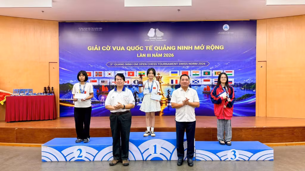 The Organising Committee presents awards to the top-performing players in the Challenger category.