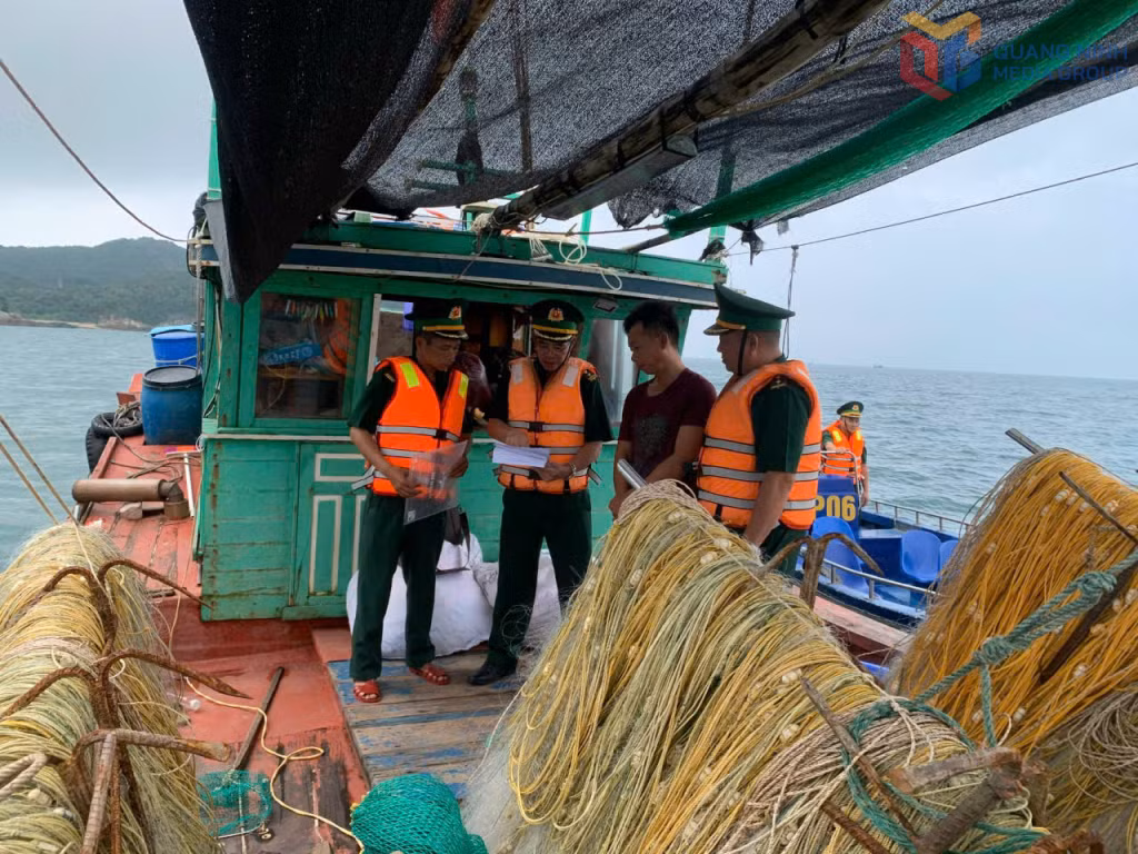 Officers and soldiers of the Tran Island Border Guard Station provide fishermen with guidance on maintaining and effectively using fishing vessel monitoring systems.