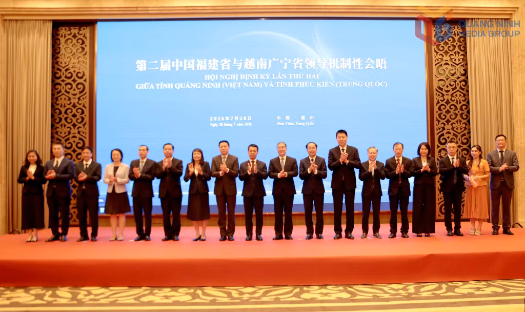 Delegations from Quang Ninh Province (Viet Nam) and Fujian Province (China) pose for a commemorative photo at their second regular conference.