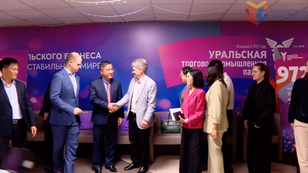 The Quang Ninh delegation holds a working session with the Ural Chamber of Commerce and Industry.