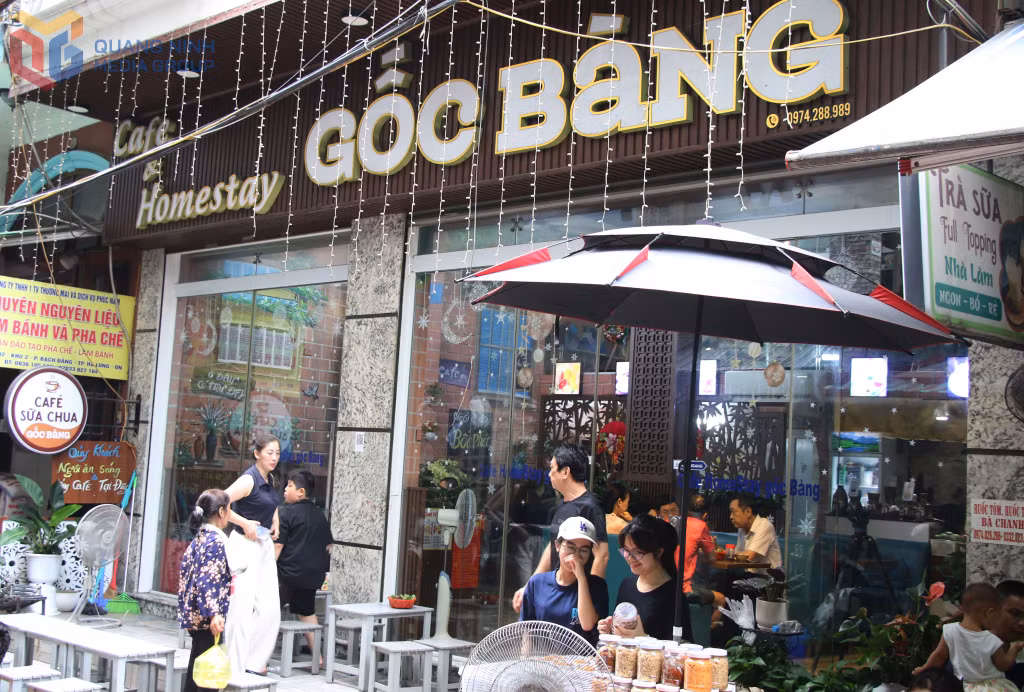 Along the same street corner, multiple eateries bear the name “Goc Bang”, as a a tribute to generations of local residents.