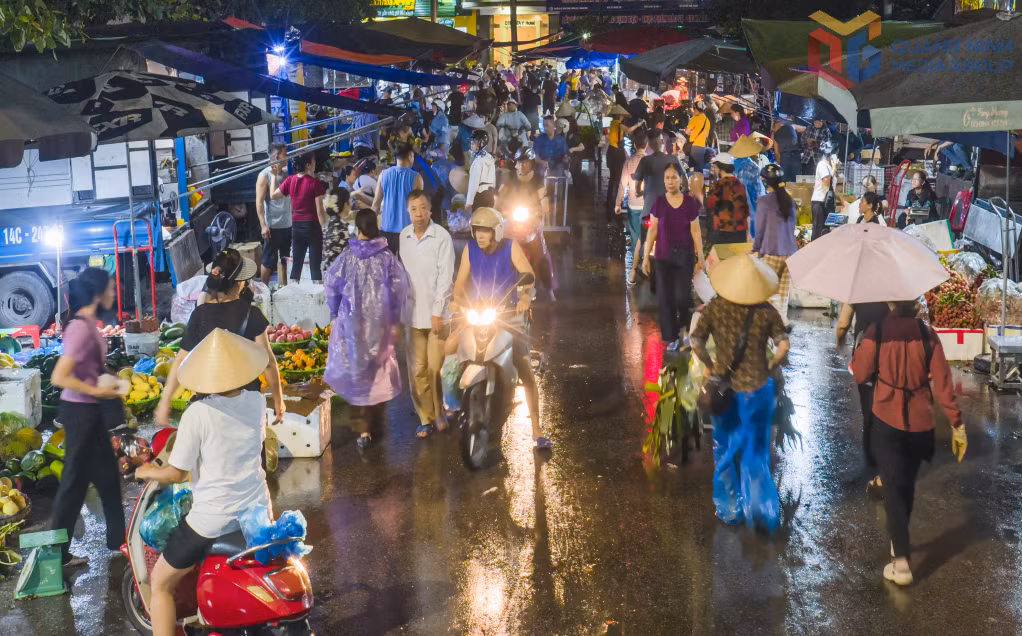 Hardworking traders and labourers work tirelessly through the night to ensure a steady supply of fresh goods for the new day.