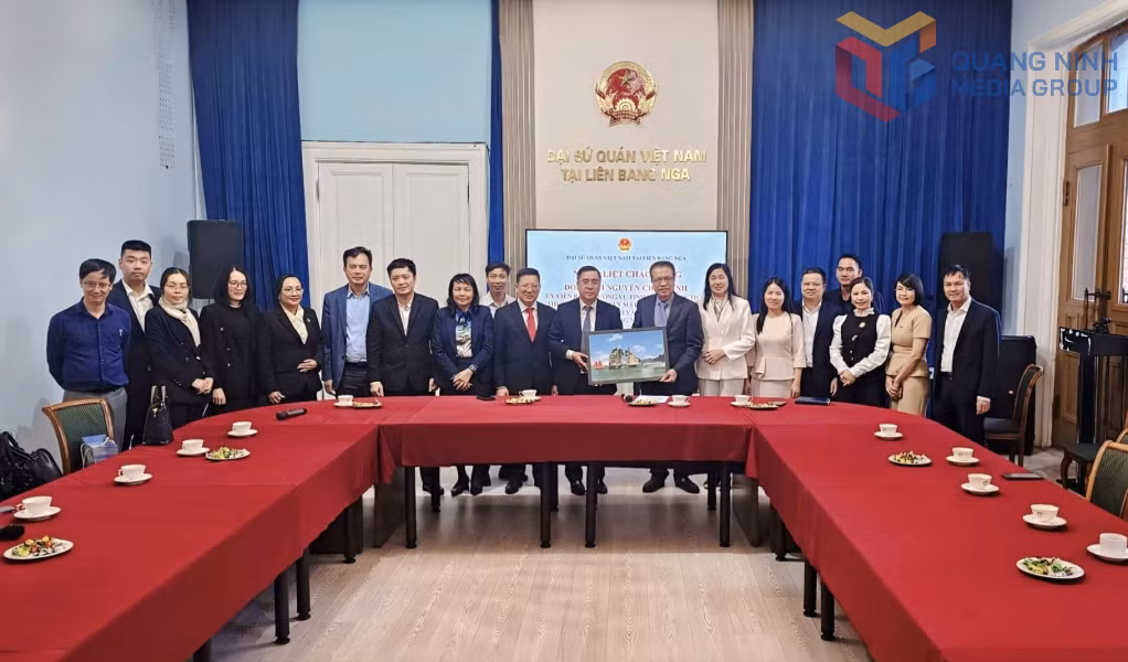 The Quang Ninh delegation pays a courtesy visit to and presents a souvenir to Dang Minh Khoi, Vietnam's Ambassador to the Russian Federation.