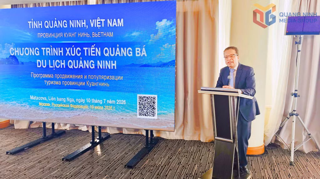 Vietnamese Ambassador to Russia Dang Minh Khoi delivers remarks at the event.
