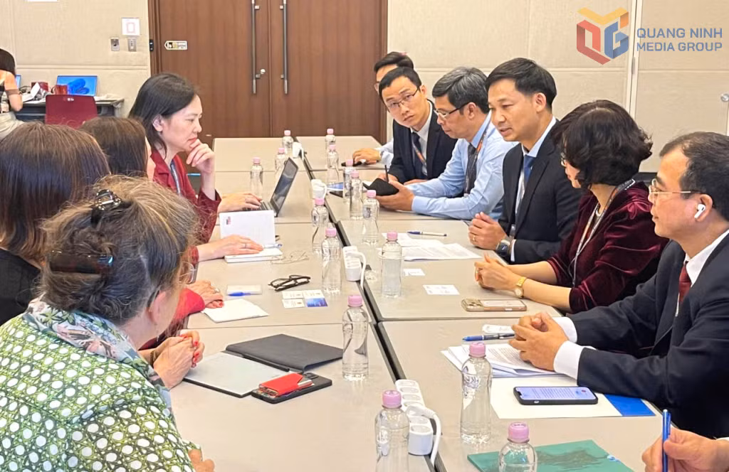 The Quang Ninh delegation holds a working session with the International Council on Monuments and Sites (ICOMOS).