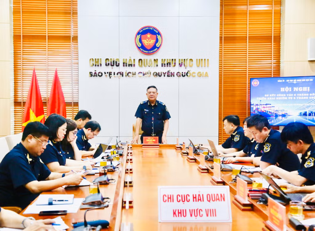 Pham Quoc Hung, Secretary of the Party Committee and Director of Customs Sub-Department Region VIII, addresses the conference to review the first-half performance.