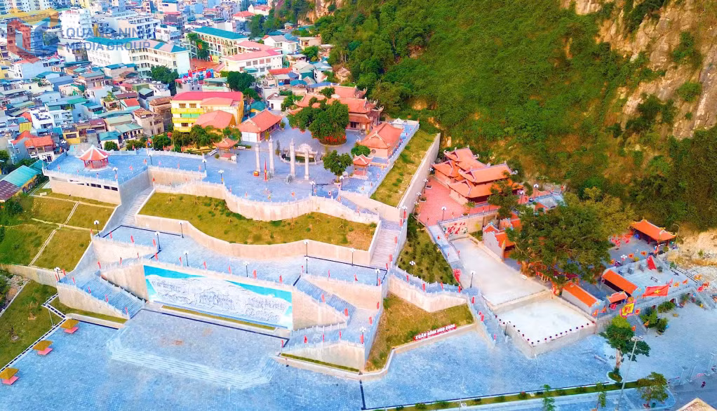 “Hong Gai - A Cultural Experience Journey” offers an engaging exploration of the Bai Tho Mountain historical and cultural complex and the Duc Ong Tran Quoc Nghien Temple on the shores of Ha Long Bay.