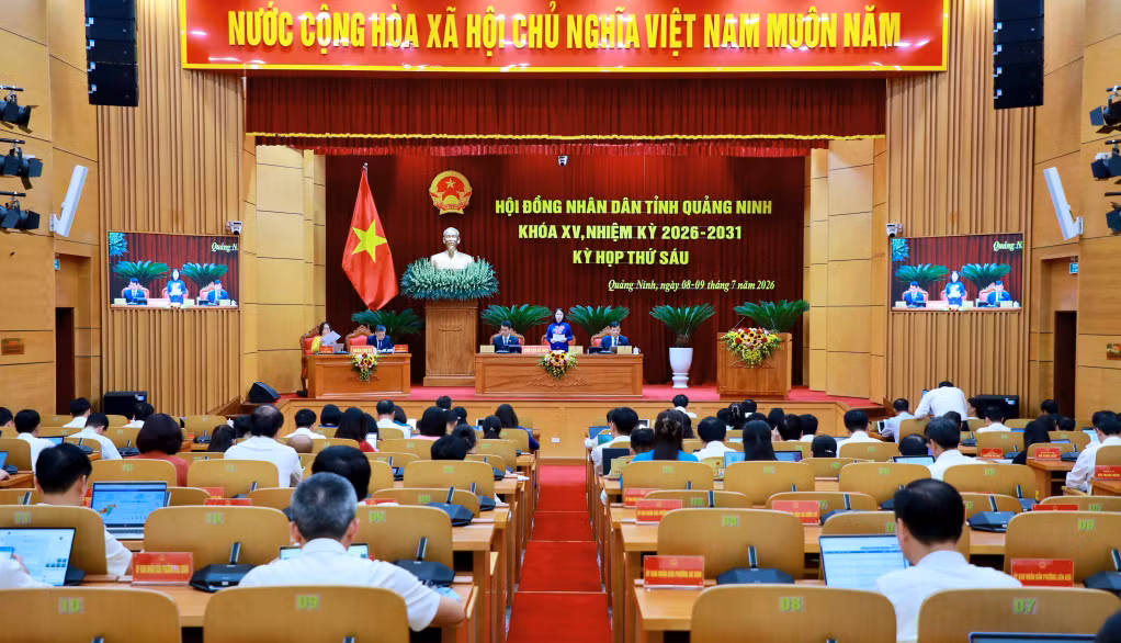 A view of the closing session of the sixth meeting of the 15th Quang Ninh Provincial People's Council.
