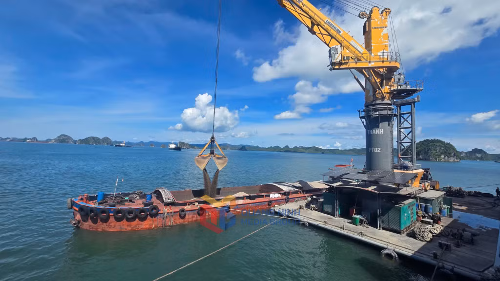 The first shipment of imported construction stone is unloaded at Cam Pha Port.