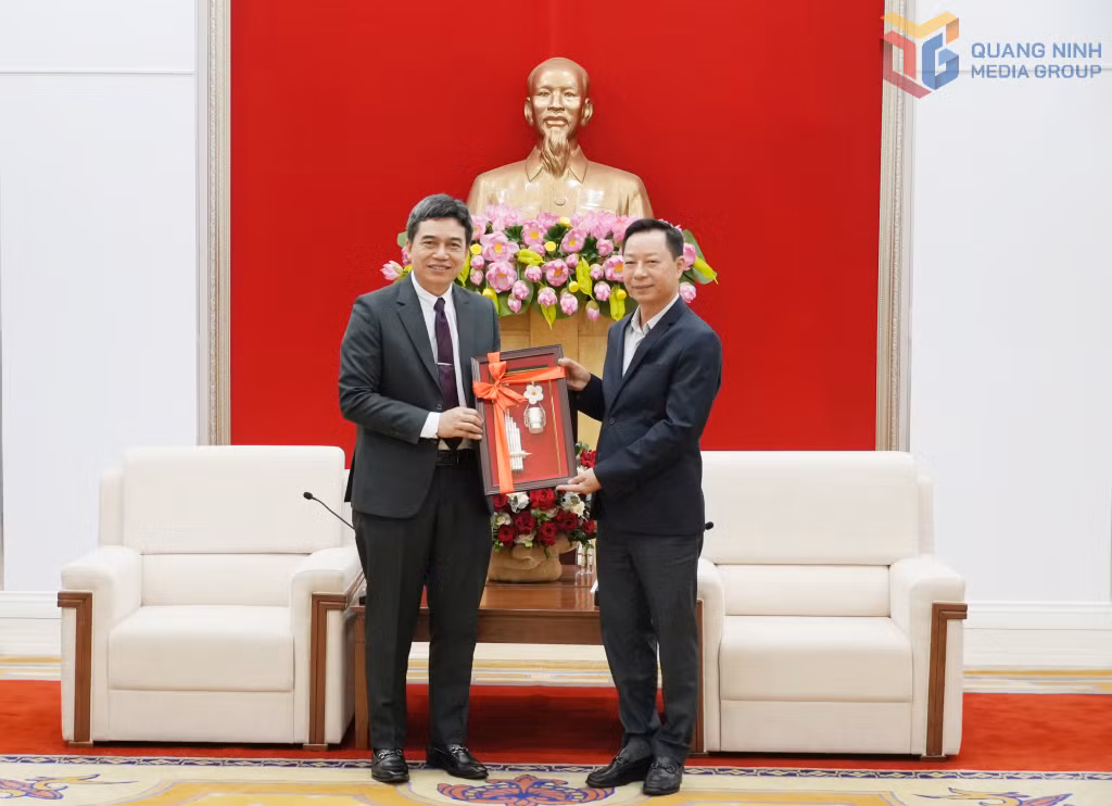 Quang Ninh’s Vice-chairman Le Van Anh and Lao Deputy Minister of Industry and Commerce Phouthavanh Nanthavong present commemorative gifts during the reception.
