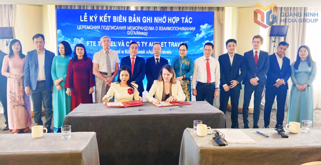 Representatives of four Quang Ninh tourism enterprises and two leading Russian tour operators, Fun & Sun and Autlet, at the signing ceremony for eight memoranda of understanding.