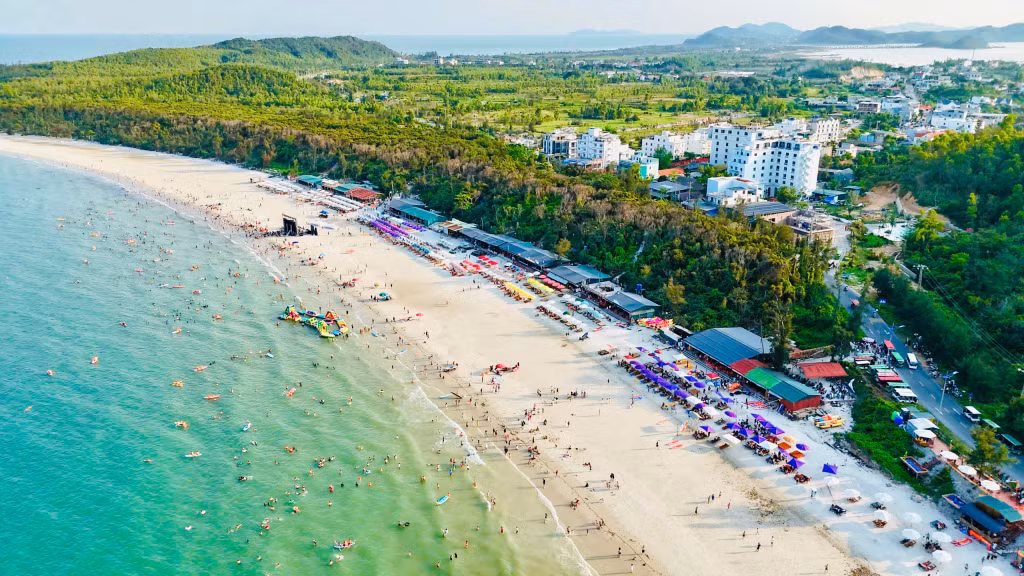 Minh Chau Beach attracts large numbers of visitors.
