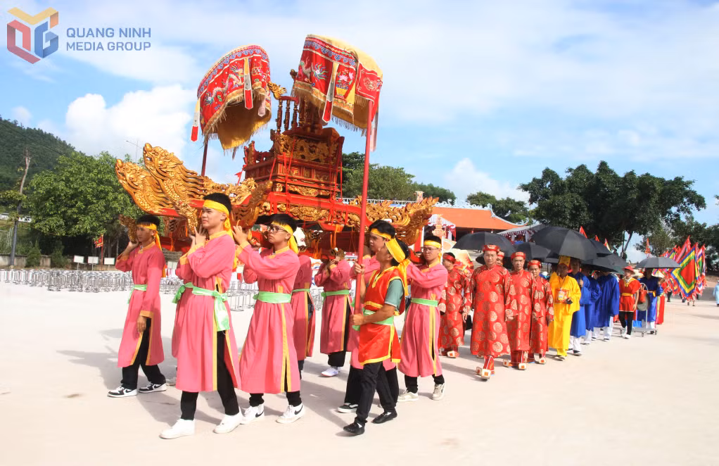 A procession attracts the participation of over 600 local residents and visitors.