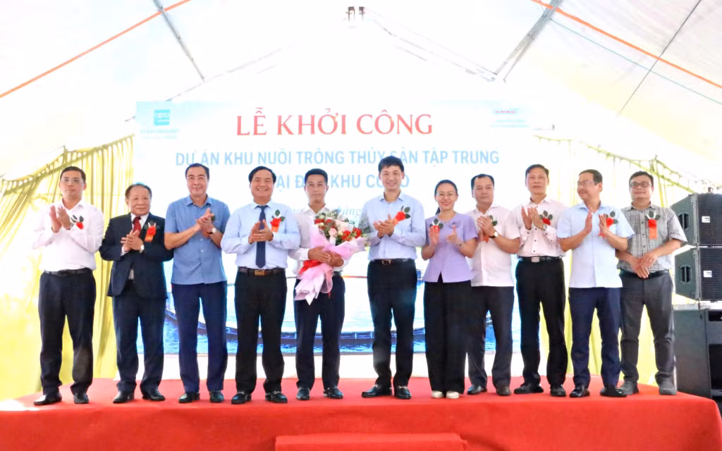 Nguyen Van Cong, Vice Chairman of the Quang Ninh Provincial People's Committee, together with local leaders and representatives of provincial departments and agencies, presents flowers to congratulate the project's investor.