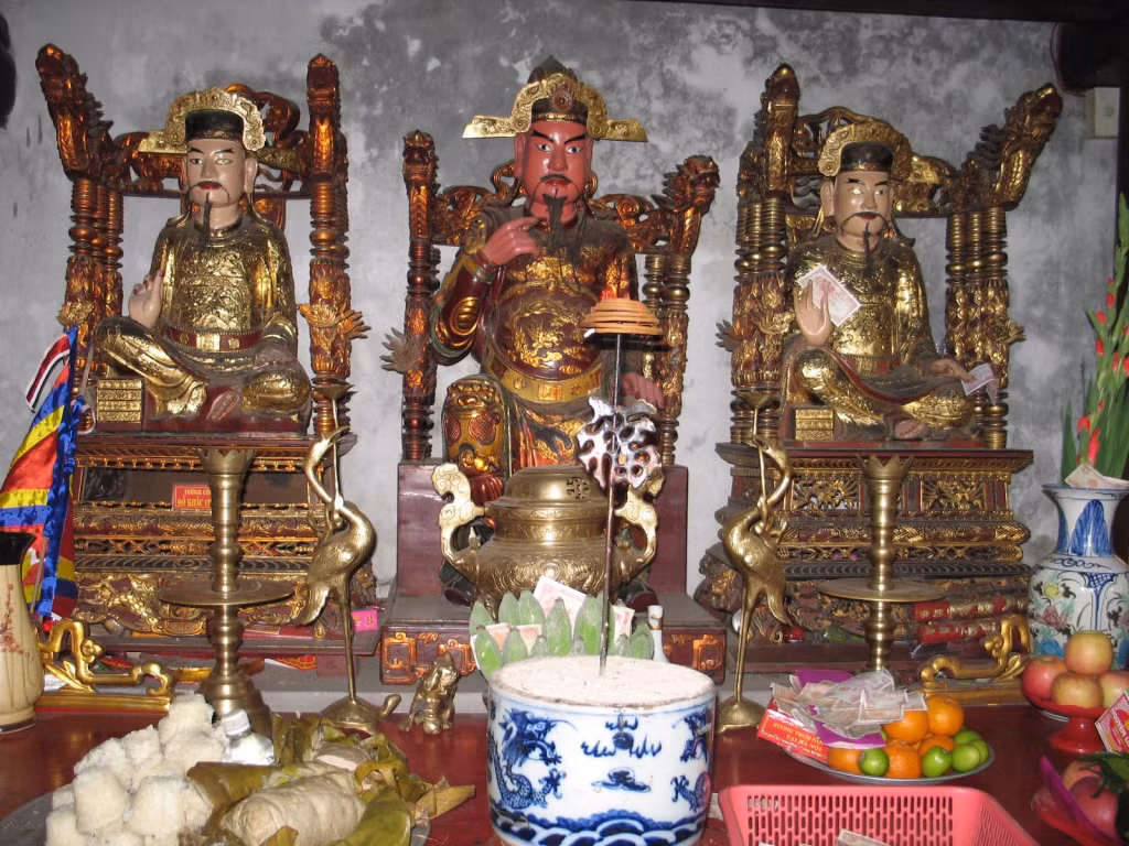 Statues depicting members of the Tran royal family and its generals enhance the historical and cultural value of Cua Ong Temple.