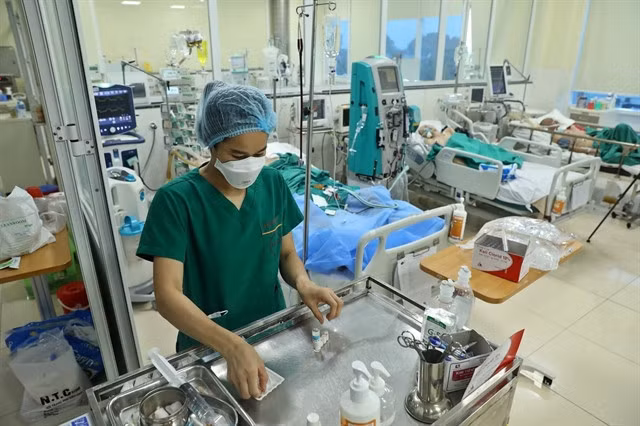 A medical worker prepares medicines for COVID-19 patients at the National Hospital for Tropical Diseases' Intensive Care Unit. —. VNA/VNS Photo Minh Quyết