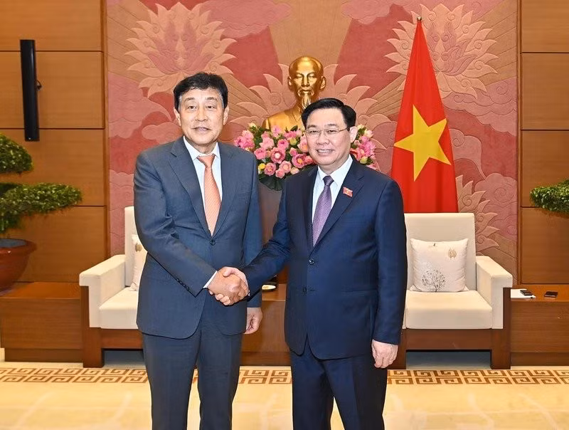 NA Chairman Vuong Dinh Hue receives Chairman of the Global Strategy Committee of the RoK's Hana Financial Group Kim Jung-tai.