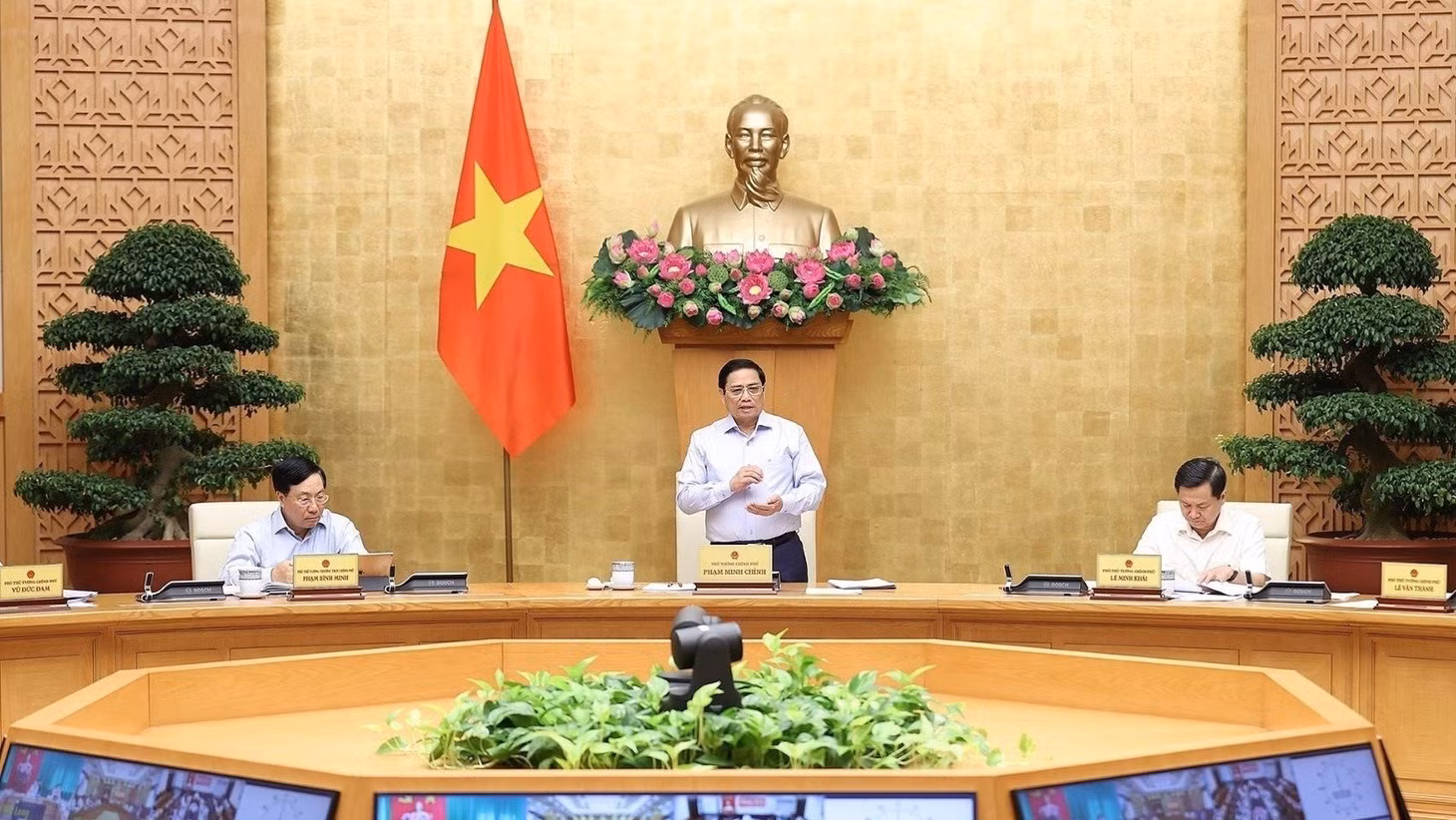 Prime Minister Pham Minh Chinh speaking at the Government meeting.