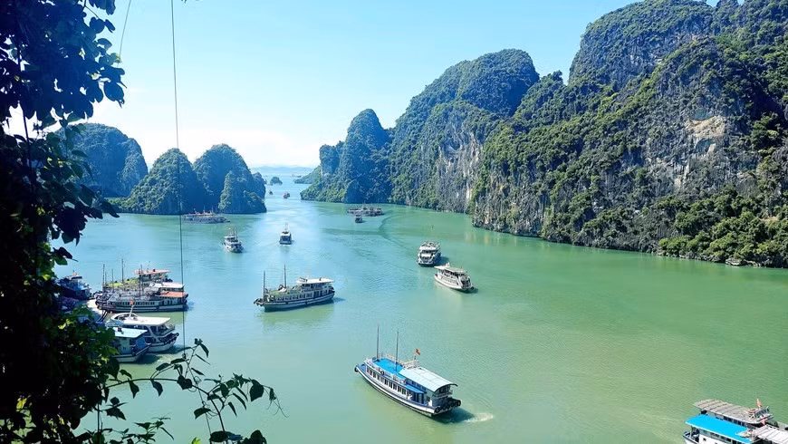 Ha Long Bay is home to nearly 2,000 islets and endowed with a spectacular emerald beauty. (Photo: VNA)