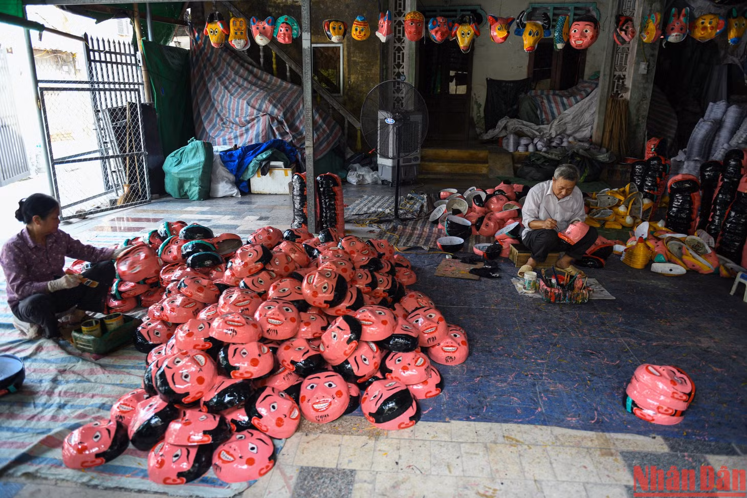 Vu Huy Dong and his wife working on hundreds of paper masks. The old couple has nearly 40 years of work experience in this craft.
