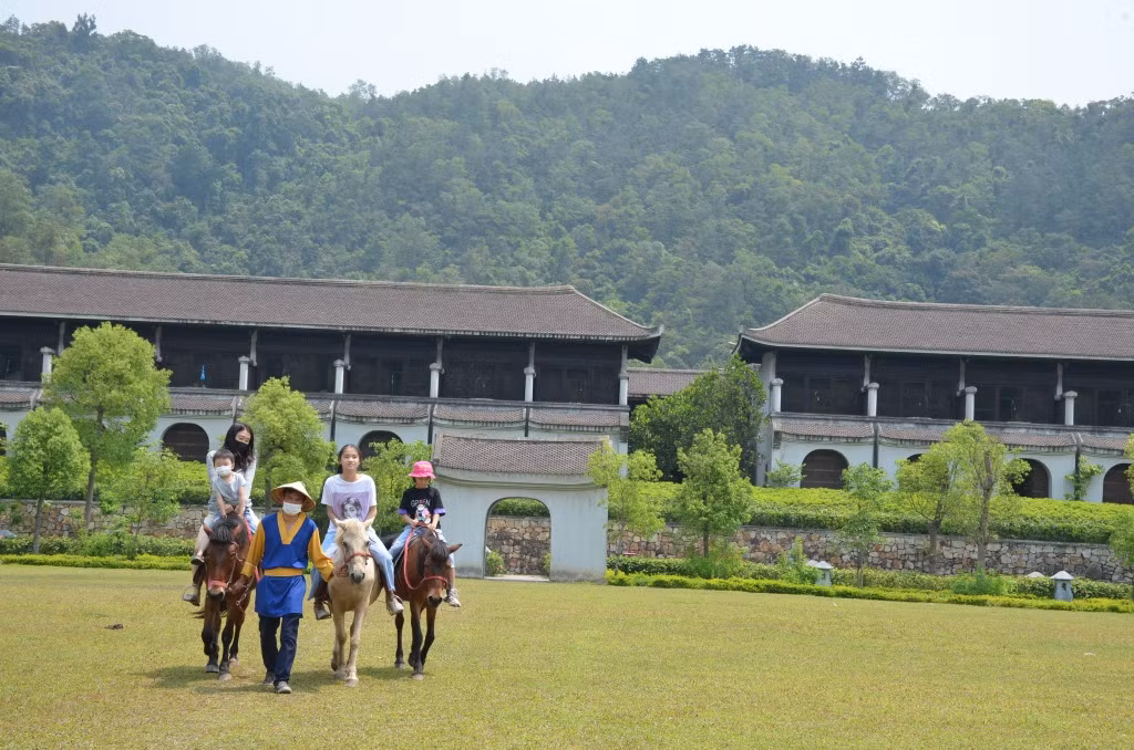 Children find it amused to experience hourse riding.