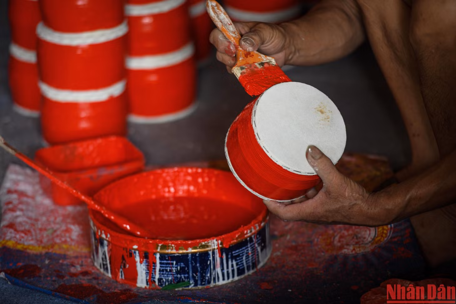 Drum barrels are painted in red.