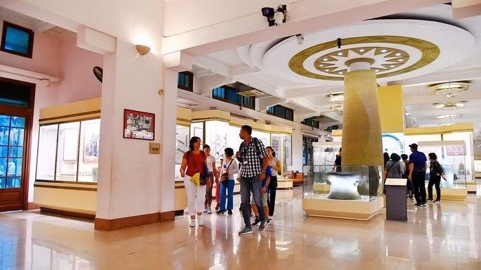 Visitors to the Vietnam National Museum of History. (Photo: Ha My)