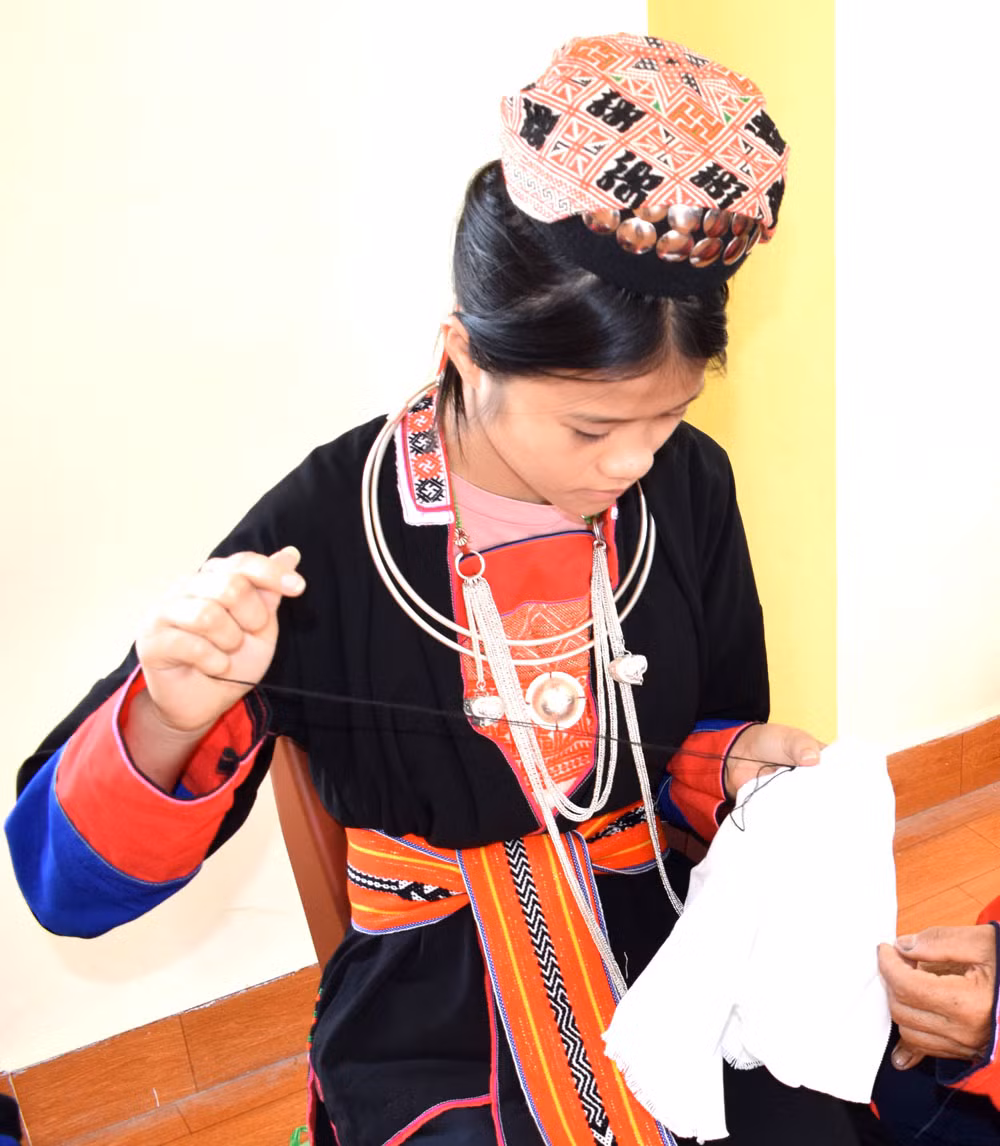 Hiện nay đa phần phụ nữ trẻ dân tộc Dao ở Thượng Yên Công cũng đã biết thêu trang phục dân tộc mình