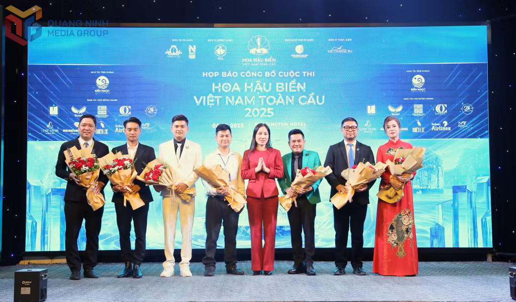 The leaders of the Department of Culture, Sports, and Tourism of Quang Ninh Province presented flowers to congratulate the Organizing Committee of the competition.