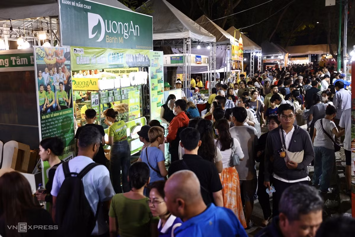 Thousands of visitors flock to HCMC banh mi festival
