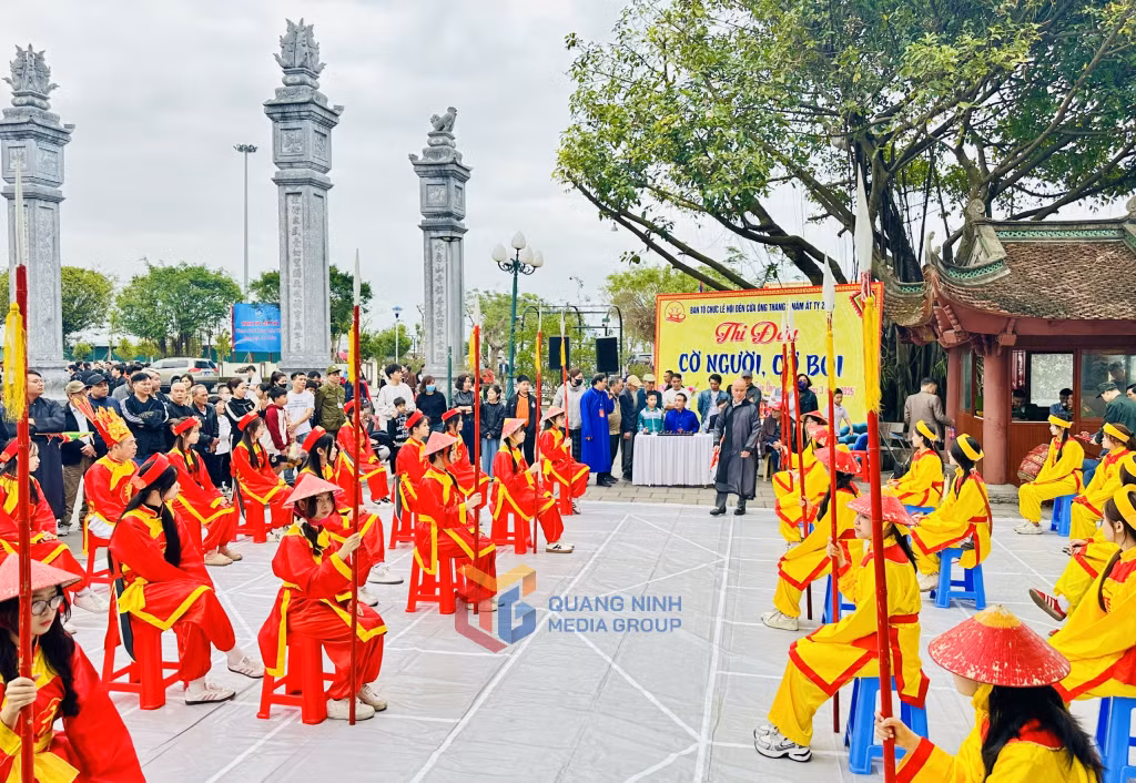 Human chess competition – a popular traditional game at the festival.