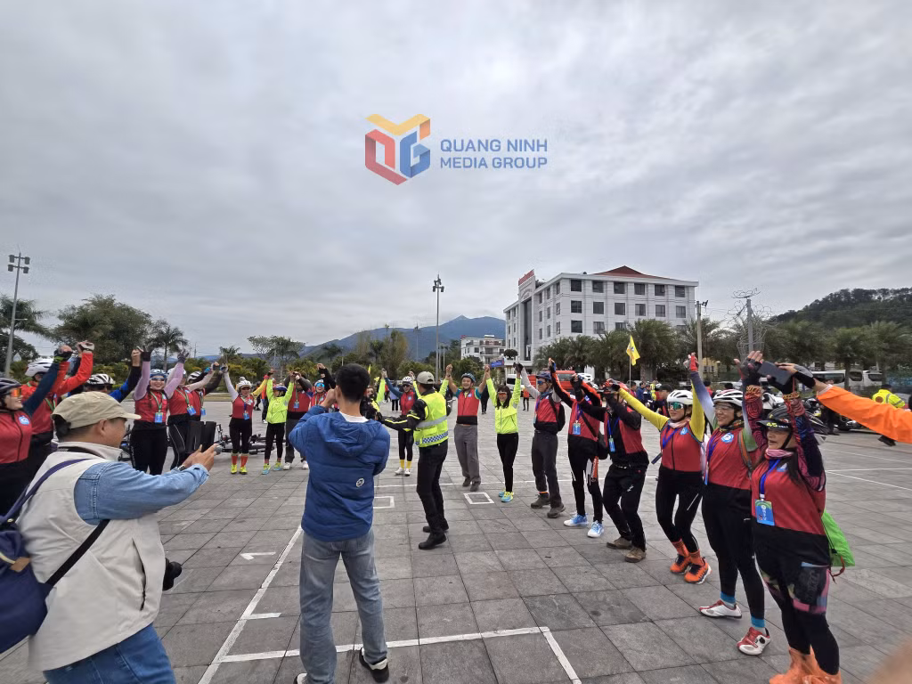 Athletes from both countries actively engaged in cultural exchange activities after reaching the final destination.