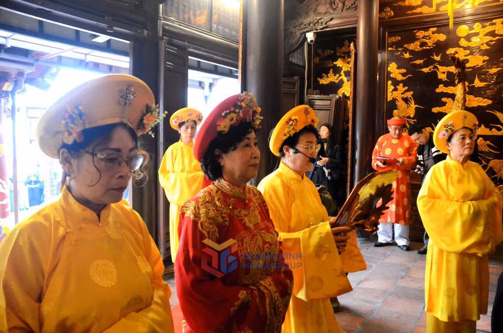 The female offering team performs traditional rituals at the Cua Ong Temple Festival.