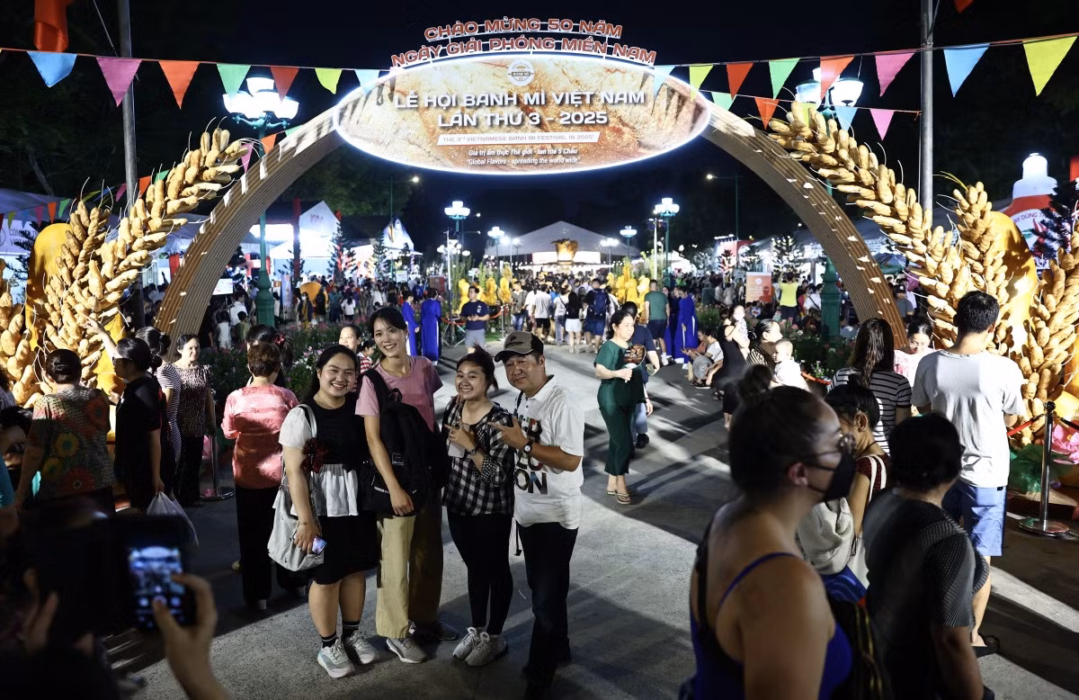 Thousands of visitors flock to HCMC banh mi festival ảnh 14 Thousands of visitors flock to HCMC banh mi festival