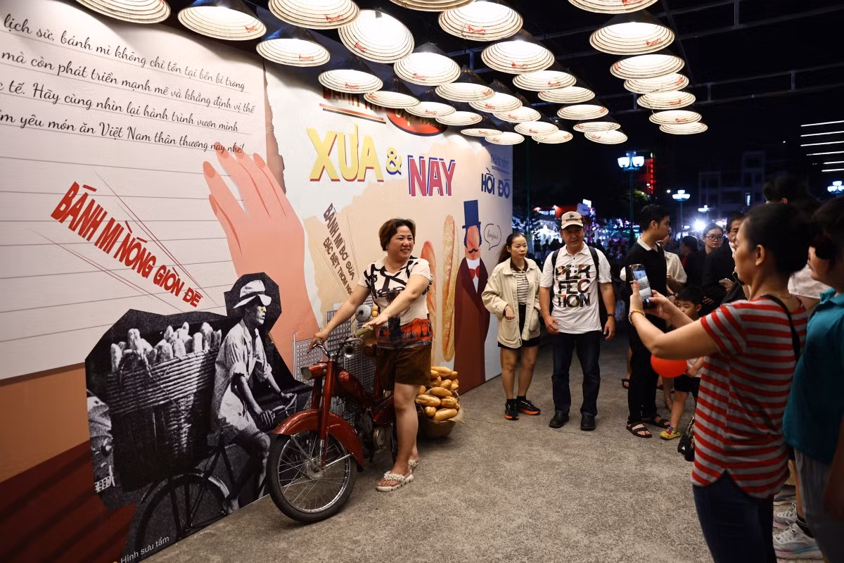Thousands of visitors flock to HCMC banh mi festival