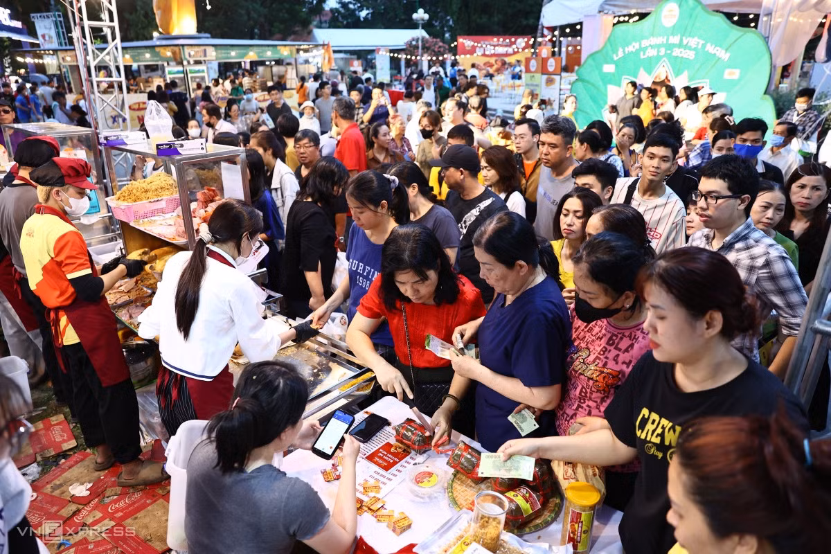 Thousands of visitors flock to HCMC banh mi festival ảnh 2 Thousands of visitors flock to HCMC banh mi festival ảnh 2