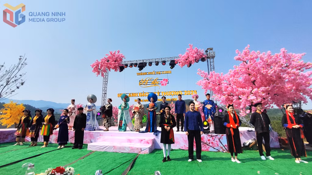 Kimono (Japan) and traditional costumes of ethnic minorities in Ha Long city