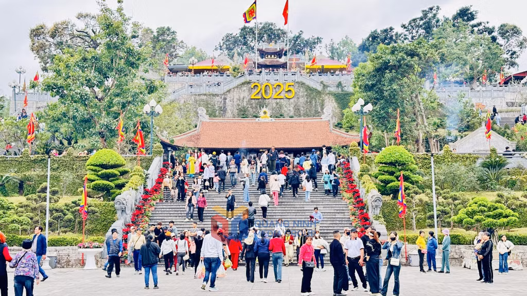 The temple welcomes over 700,000 visitors for sightseeing and worship each year.