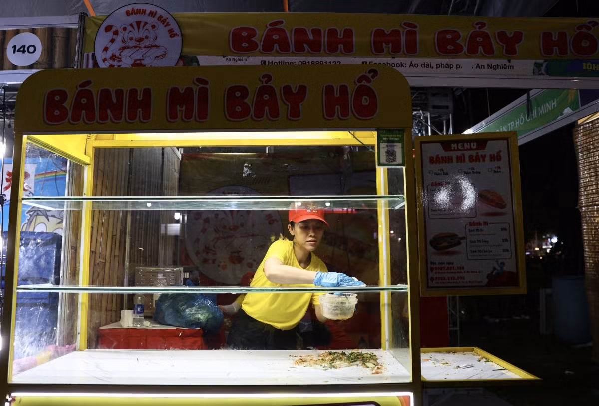 Thousands of visitors flock to HCMC banh mi festival ảnh 13 Thousands of visitors flock to HCMC banh mi festival