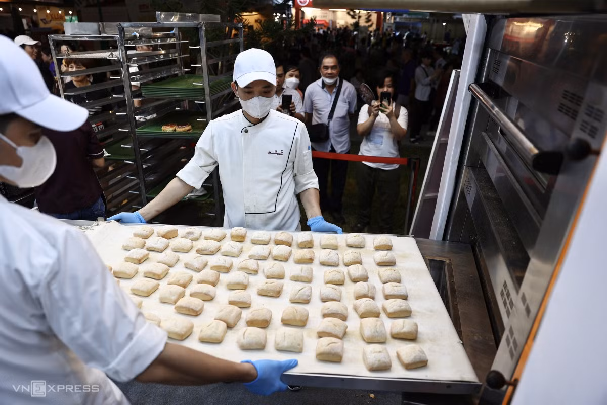Thousands of visitors flock to HCMC banh mi festival ảnh 8 Thousands of visitors flock to HCMC banh mi festival