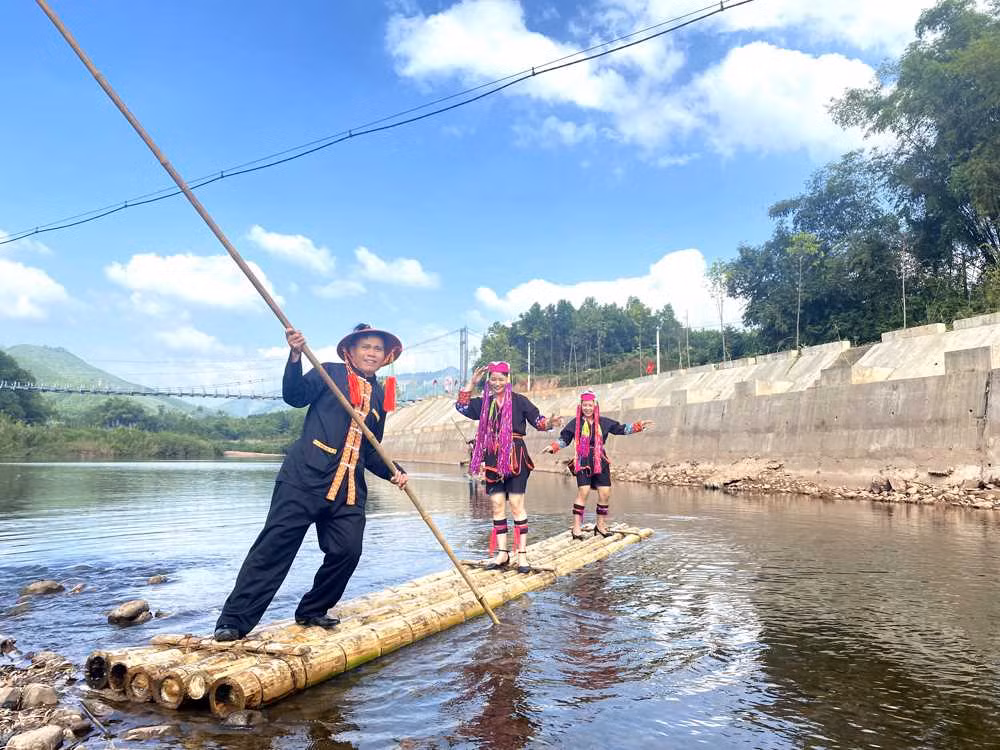 Tourists should join a boat tour as the way local people often do. 