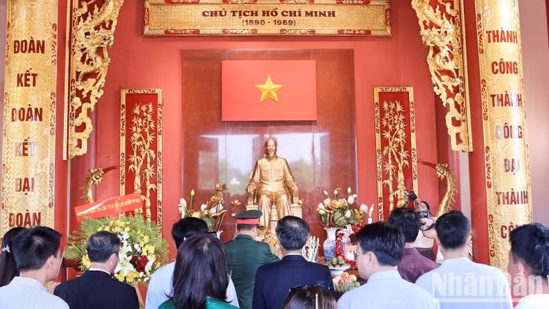 Delegates pay tribute to President Ho Chi Minh in Laos.