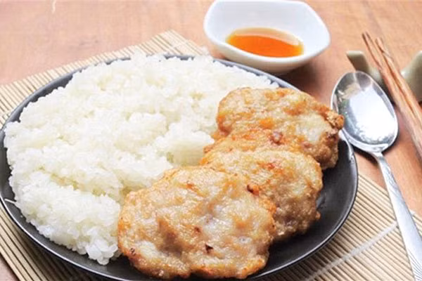 The combination of the newly harvested plain rice and fried squid pies’ unique flavor is a great way to indulge in the world of sea food cuisine.