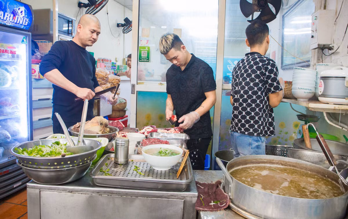Hanoi pho shop offers phenomenal crunchy beef tendon